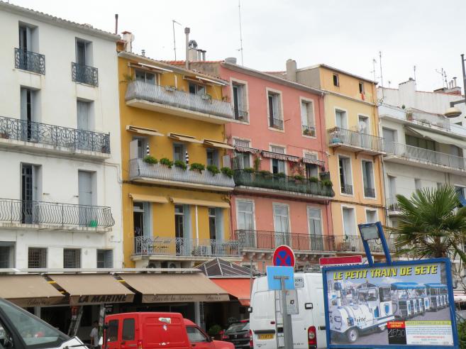  façades colorées, sur le port